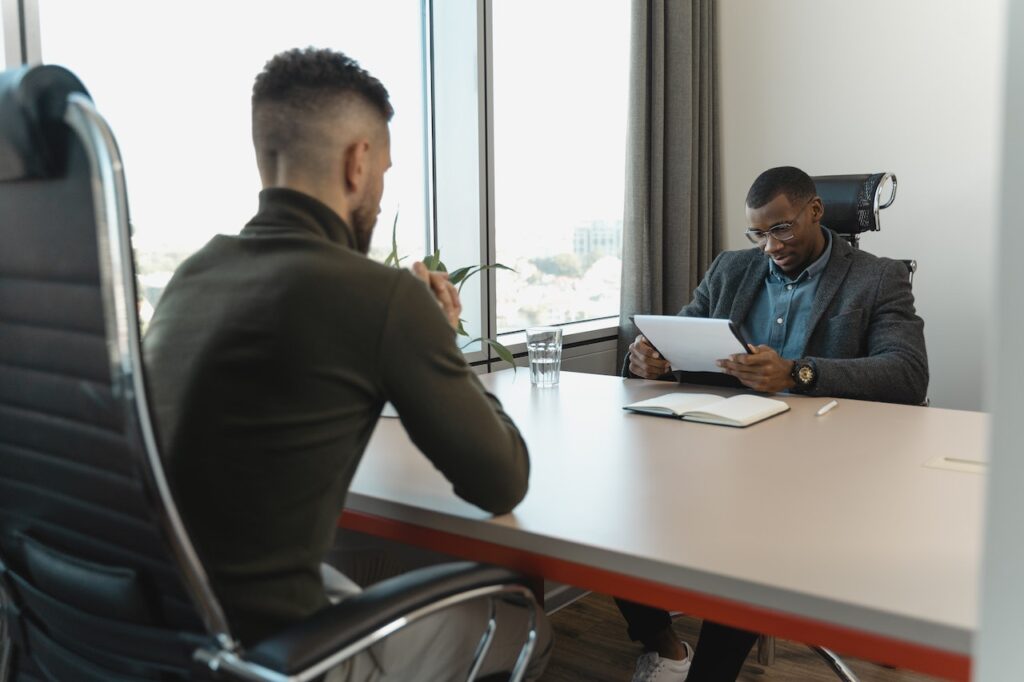 Peer Evaluation Examples for Accurate Performance Assessment